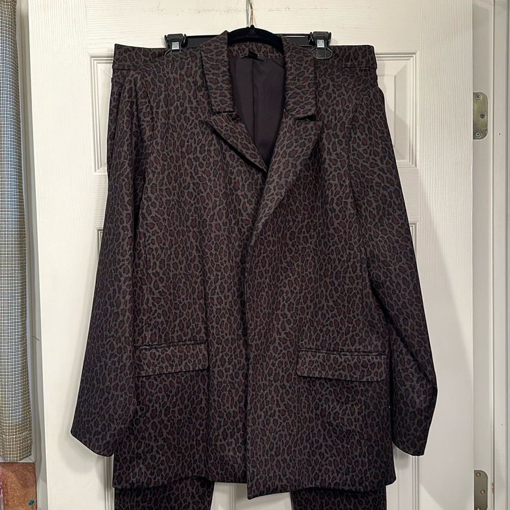 Vera Wang 2 pc leopard suit . stretch zip fly waist size xl worn once
